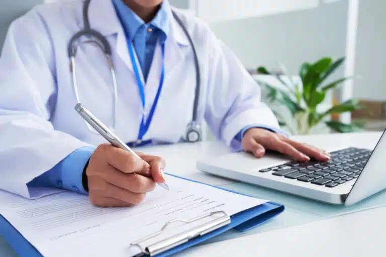 ¿Cuánto gana un médico en España en 2025?