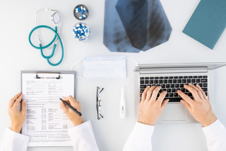¿Cómo hacer la homologación del título médico en España?