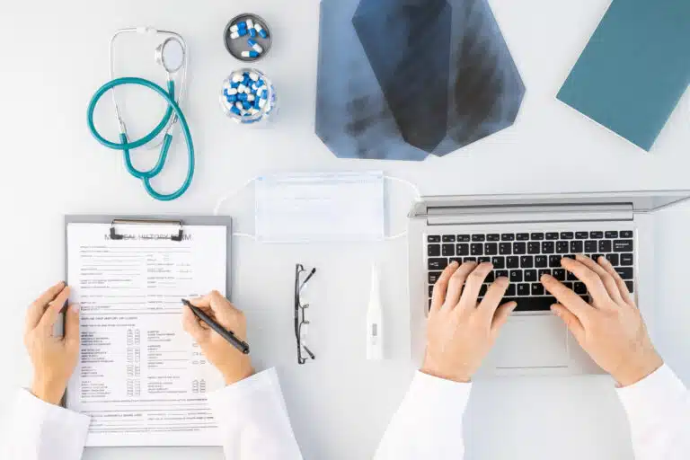 ¿Cómo hacer la homologación del título médico en España?