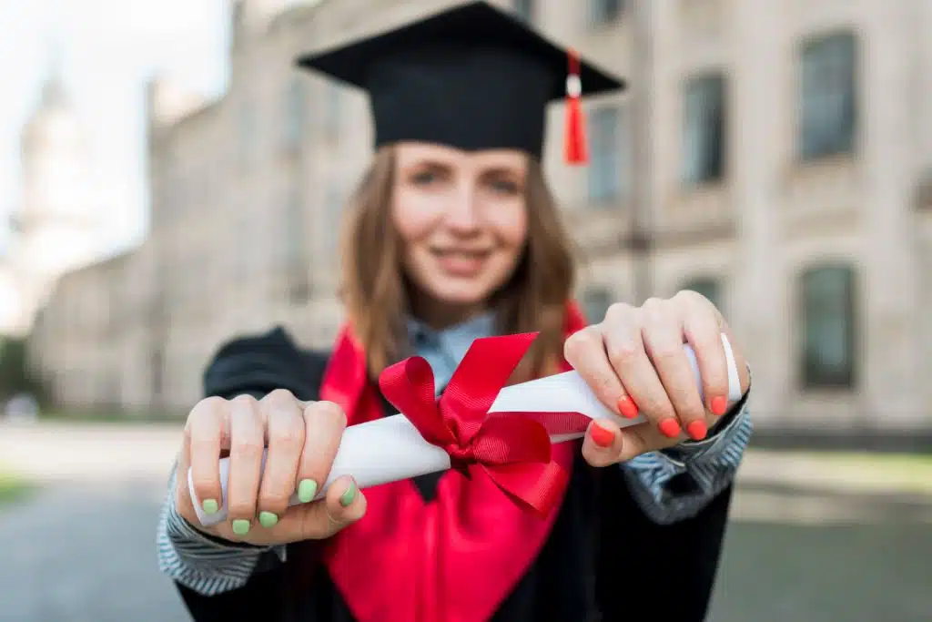 Graduada joven mostrando su diploma representando la homologación de título universitario en España