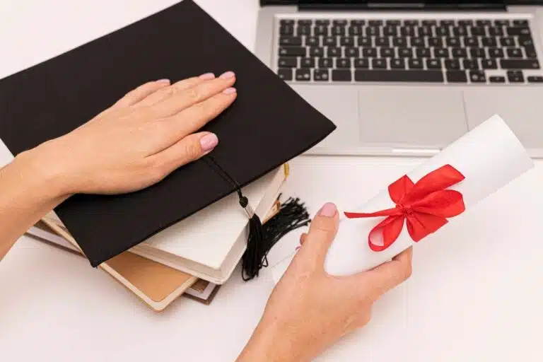 Diploma frente a ordenador simbolizando la homologación de título universitario en España