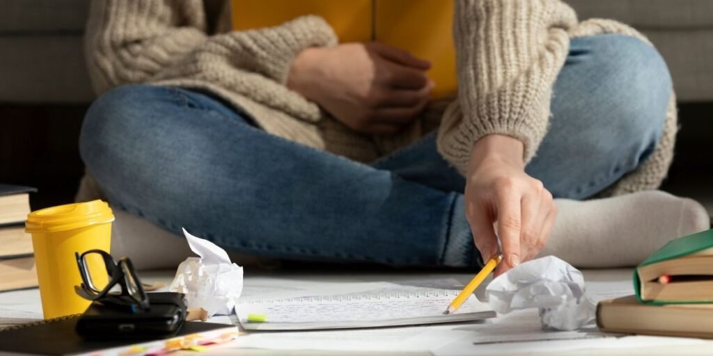 Persona revisando documentos necesarios para solicitar la prórroga de estancia por estudios en España. Título: